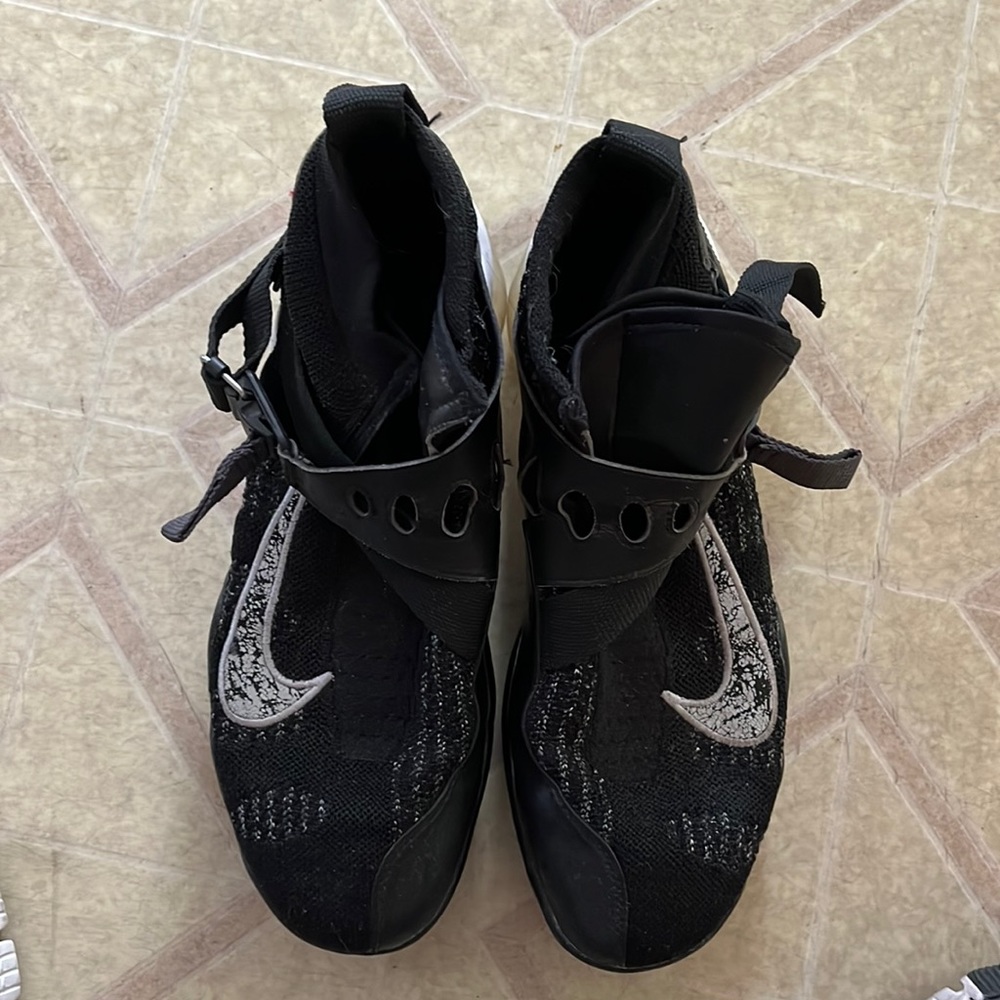 Black Nike flyknit AIR VAPORMAXES